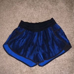 Lulu Lemon blue and black tracker 4” short